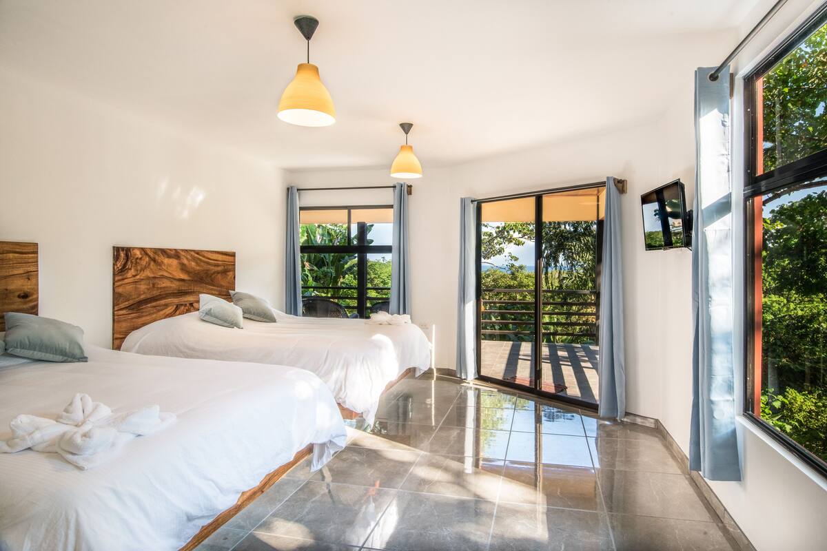 Superior Deluxe Room, Seaview & Balcony | ألحفة محشوة بالريش وأسرّة بطبقة علوية مريحة وخزنة داخل الغرفة ومكتب