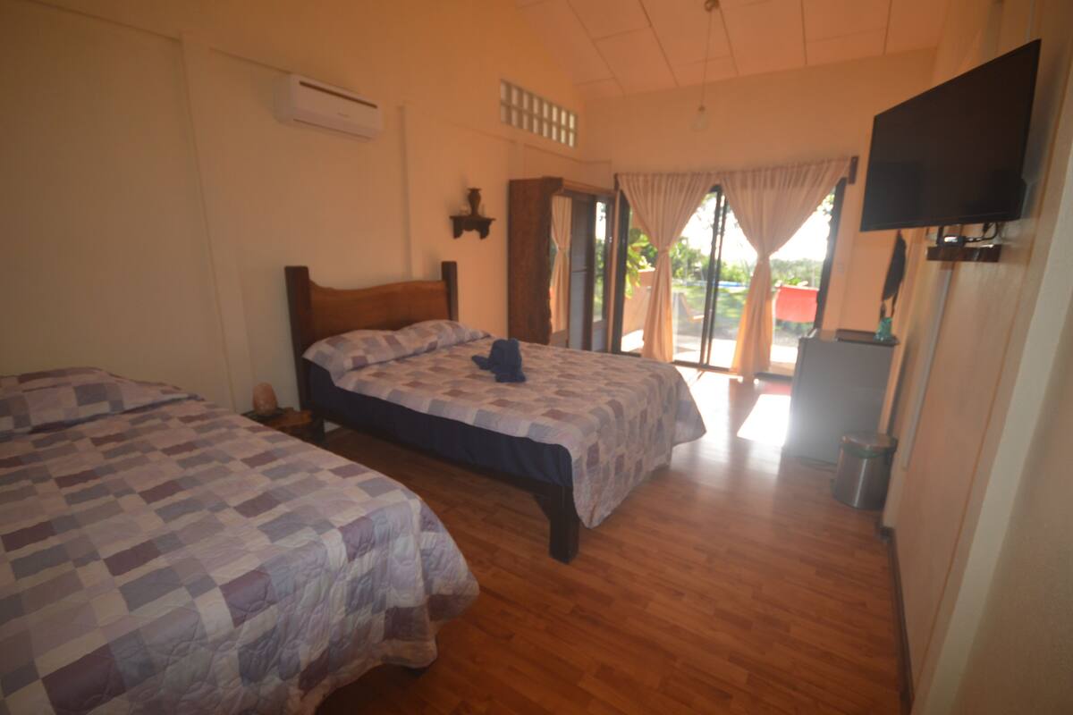 Double Deluxe Room, Seaview and Patio | ألحفة محشوة بالريش وأسرّة بطبقة علوية مريحة وخزنة داخل الغرفة ومكتب