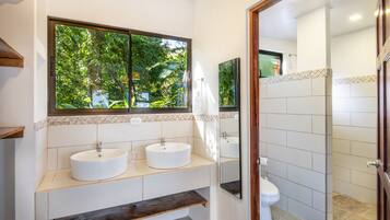 Superior Deluxe Room, Seaview & Balcony | Bathroom | Shower, towels