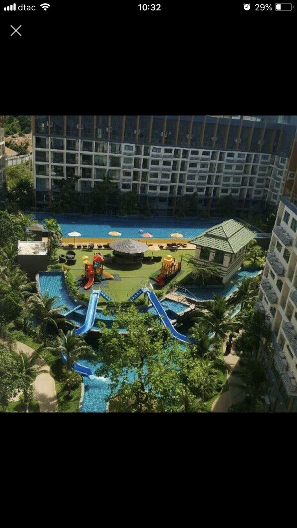 Outdoor pool, pool umbrellas, sun loungers - Laguna Beach Resort 2 (Pattaya)