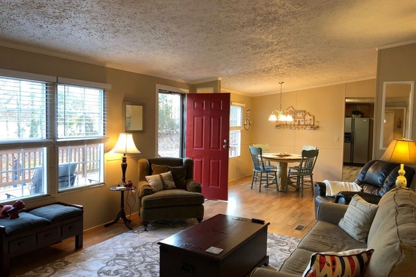 Téléviseur connecté, lecteur de DVD, livres, sélection de musique