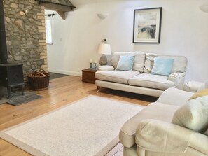 Smart TV, livros, aparelho de som