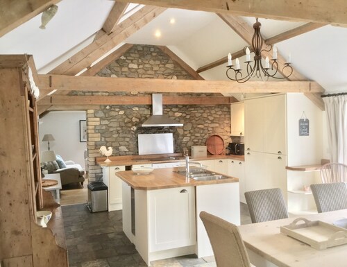 CwCw Barn - Cuckoo Barn, on a hillside near the Brecon Beacons