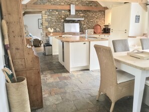 Fridge, microwave, oven, stovetop - CwCw Barn - Cuckoo Barn, on a hillside near the Brecon Beacons (Llandovery)