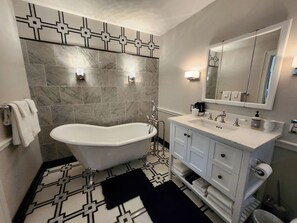 Hair dryer, towels, soap, shampoo - Carriage House River Views & Pool (New Kent)