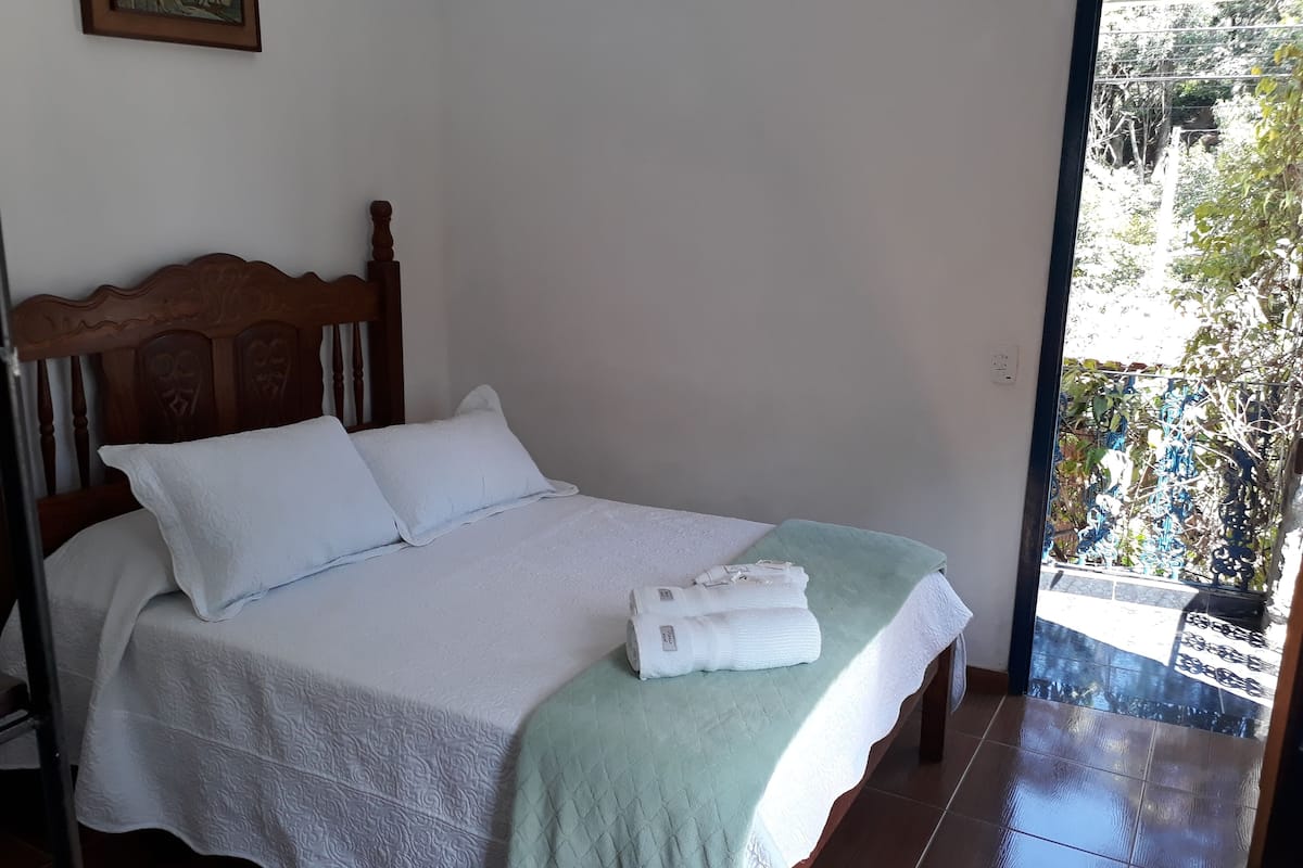 Quarto casal básico | 1 quarto, frigobar, Wi-Fi de cortesia, roupa de cama