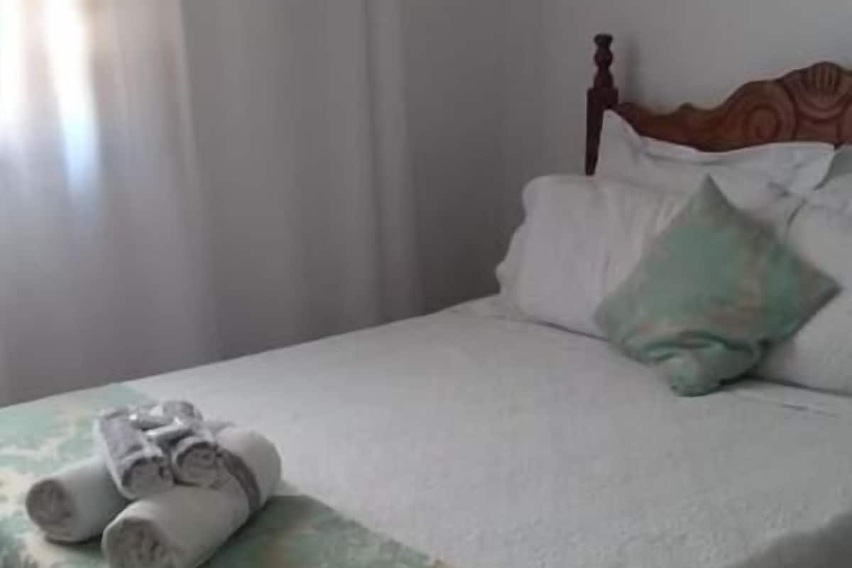 Minibar, free WiFi, bed sheets