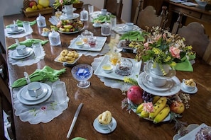 Café da manhã com buffet grátis todos os dias