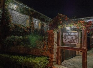 Fachada da propriedade à noite