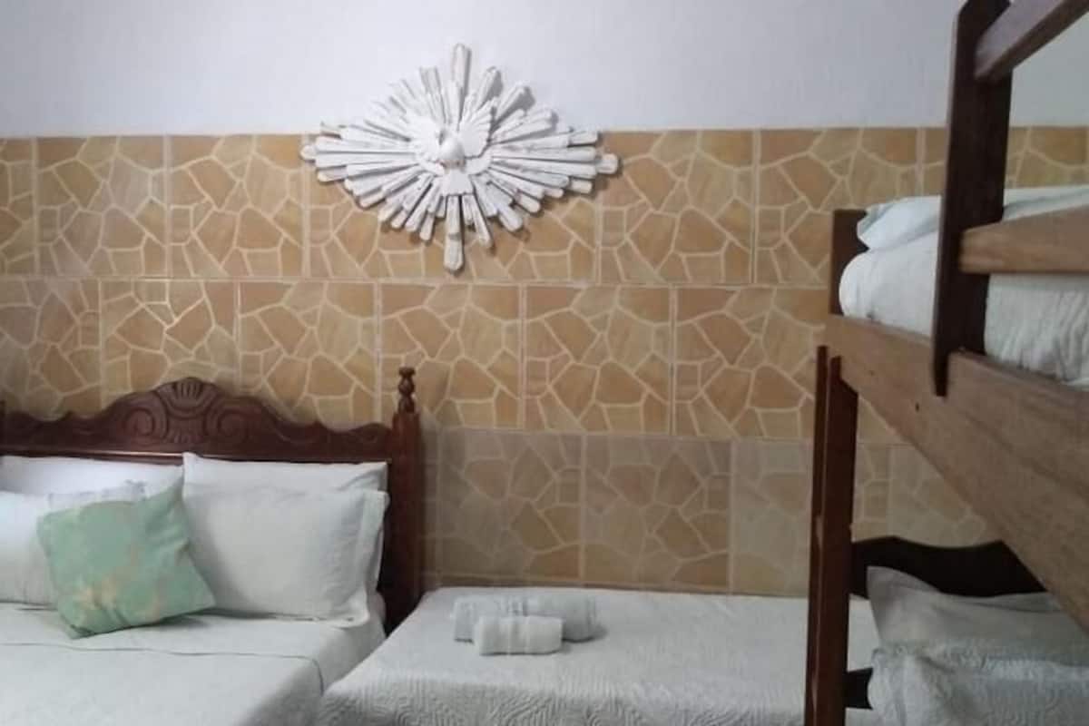 Quarto quádruplo | 1 quarto, frigobar, Wi-Fi de cortesia, roupa de cama