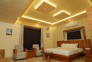 Sängtillbehör av högsta kvalitet, minibar, unika möbler och skrivbord