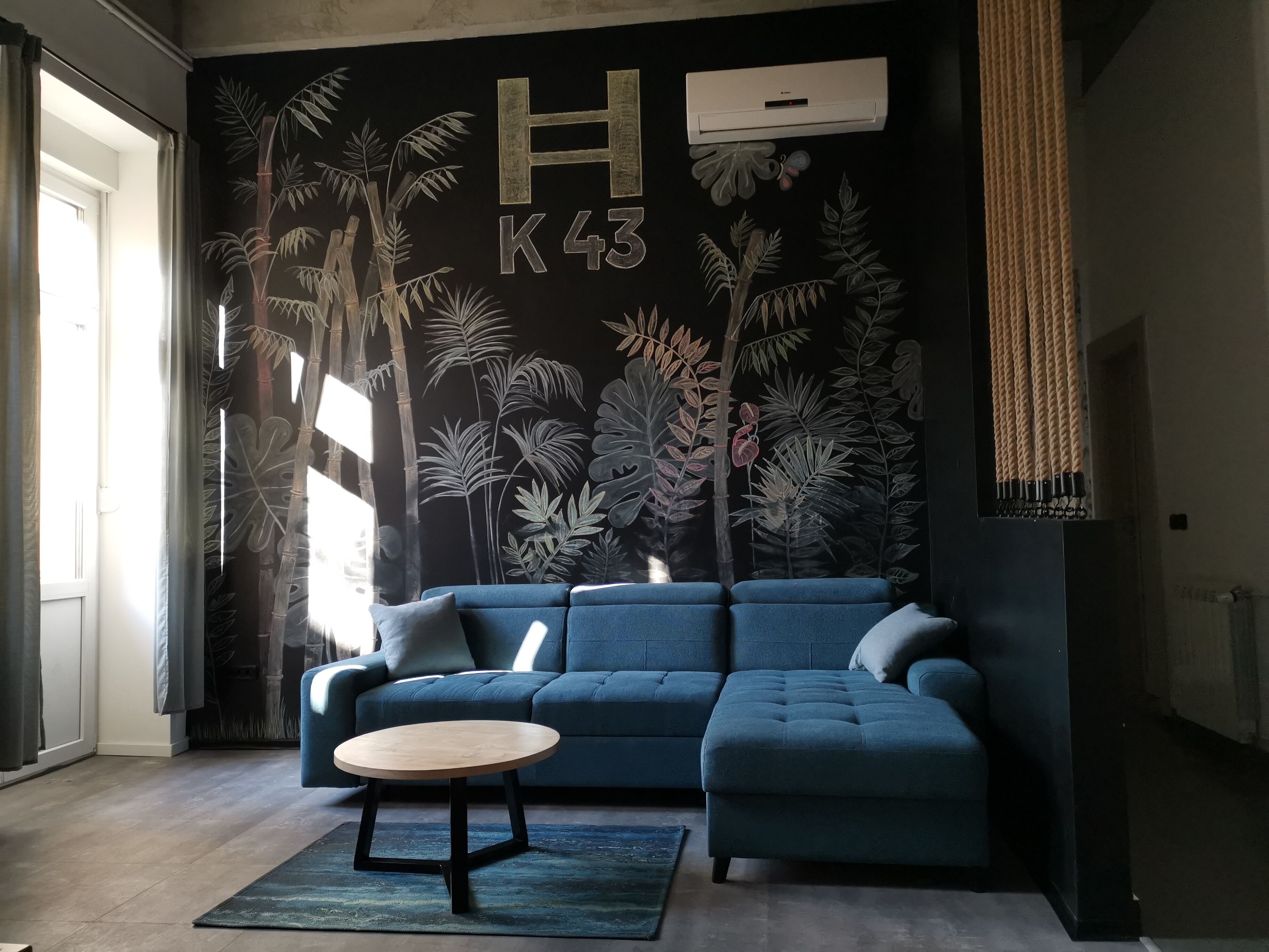 Departamento de diseñador | Área de sala de estar | Smart TV de 40 pulgadas con canales por cable y televisión 