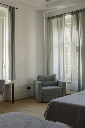 Quarto quádruplo, banheiro compartilhado | Individualmente decorados, individualmente mobiliados, escrivaninha