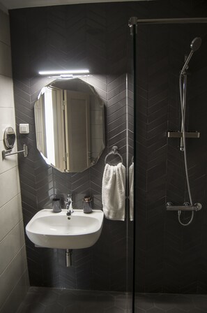 Quarto casal ou duplo luxo | Banheiro | Chuveiro, produtos de toalete grátis, secador de cabelo 