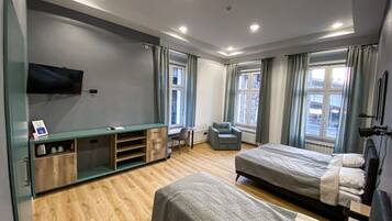 Habitació quàdruple, bany compartit | 1 dormitori, decoració individual, mobiliari individual i escriptori