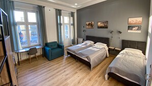 Una habitación de hotel moderna con dos camas, un escritorio y una silla.
