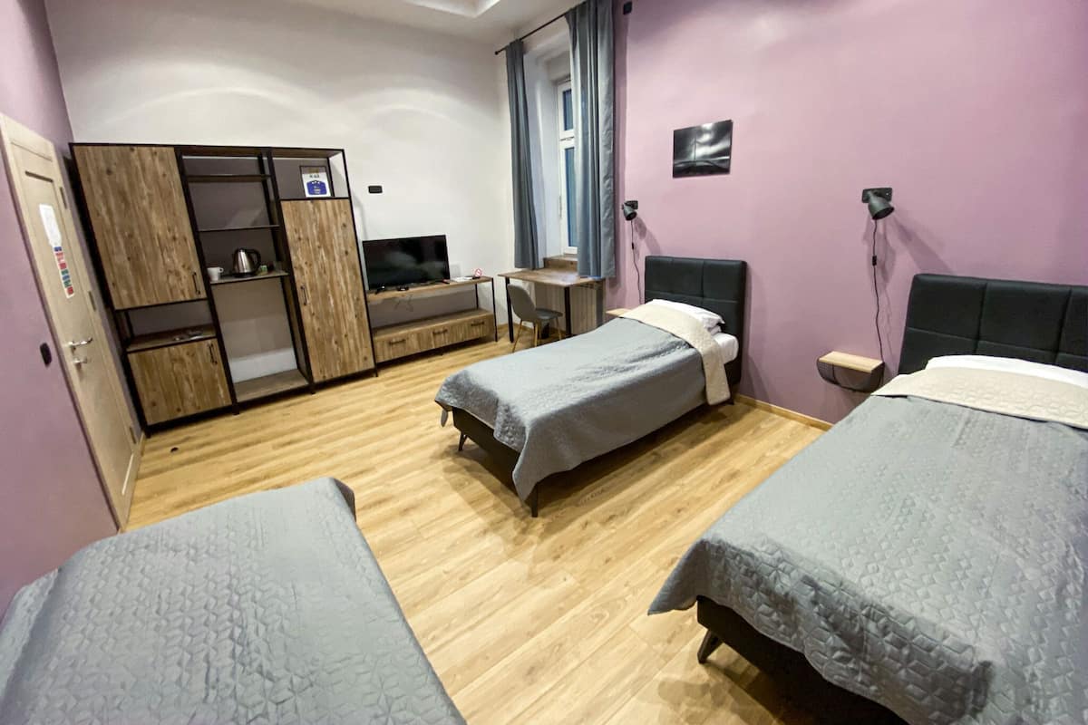 Standard Triple Room, 3 Single Beds, Non Smoking | 1 bedroom, individually decorated, individually furnished, desk