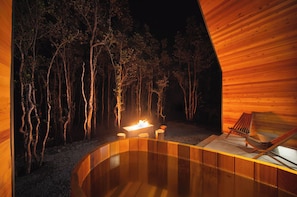 Outdoor spa tub
