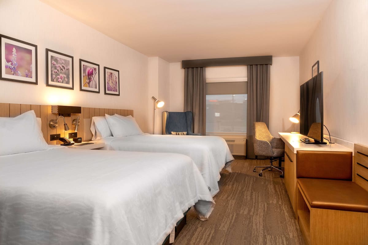 Kamer, 2 queensize bedden | Een bureau, verduisterende gordijnen, geluiddichte muren
