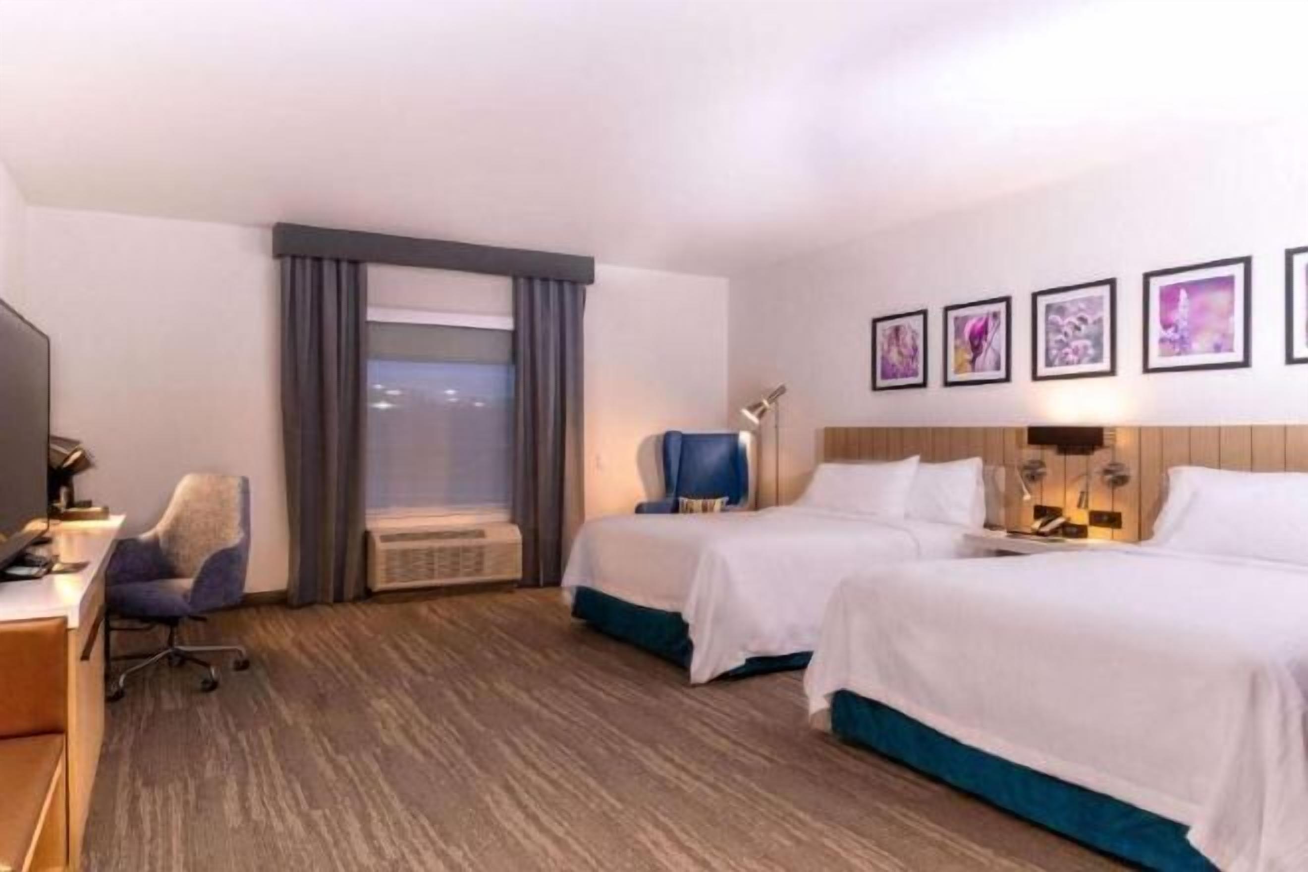 Een bureau, verduisterende gordijnen, geluiddichte muren