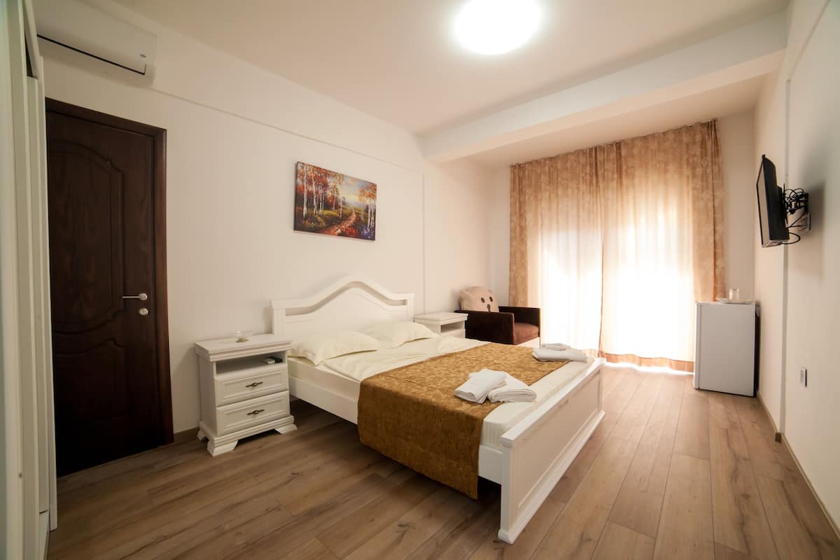 2 bedrooms, iron/ironing board, free WiFi