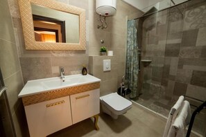 Secadora de cabello, toallas, jabón, papel de baño 