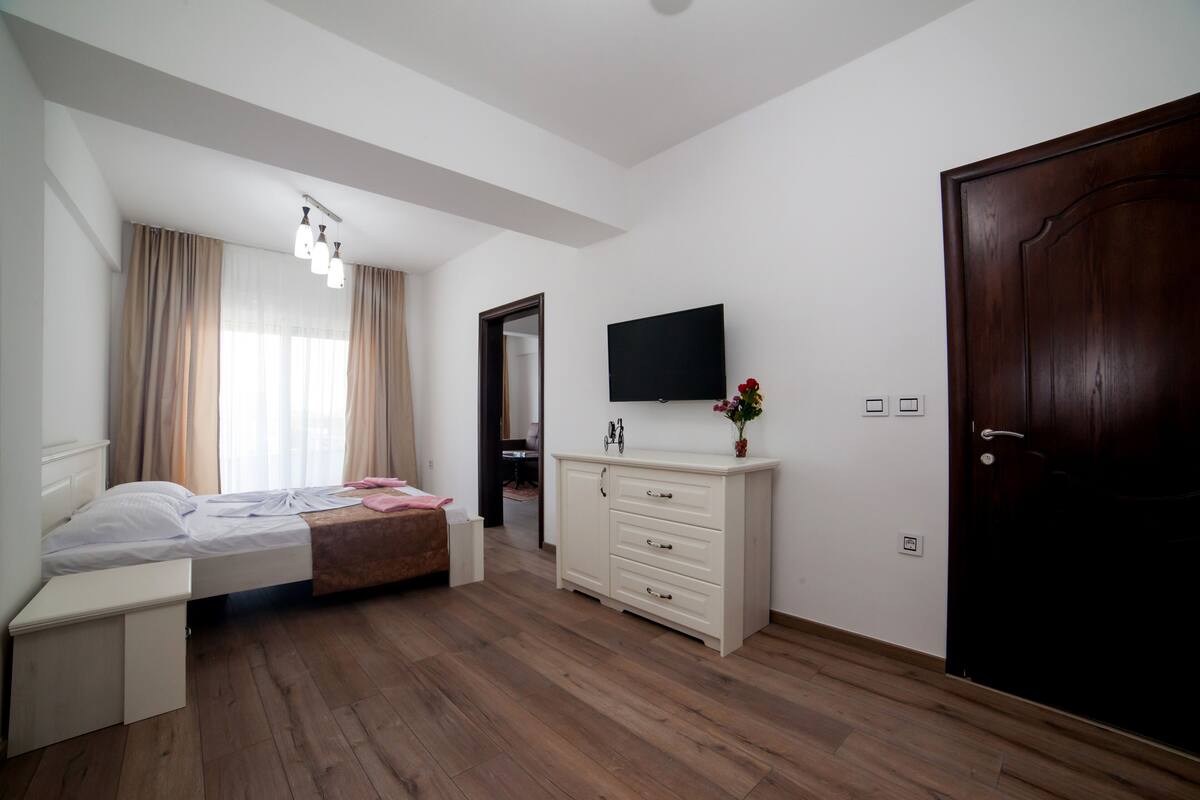 2 bedrooms, iron/ironing board, free WiFi