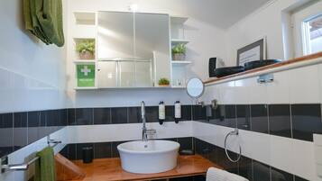 SĂšche-cheveux, serviettes fournies, savon, papier toilette