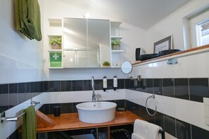 Sèche-cheveux, serviettes fournies, savon, papier toilette