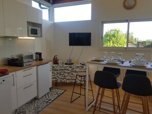 Réfrigérateur, micro-ondes, four, plaque de cuisson