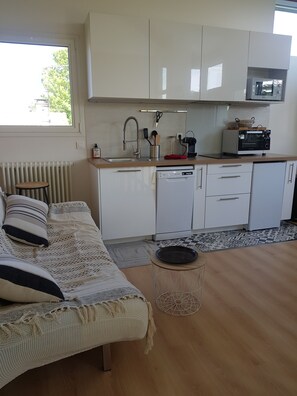 Kühlschrank, Mikrowelle, Ofen, Herdplatte