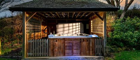 Outdoor spa tub