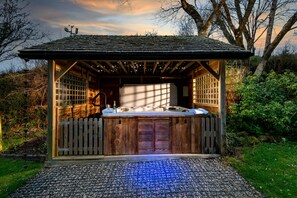 Outdoor spa tub - Stylish Corn Barn Conversion, Hot Tub & EV charger - Ideal for family & friends (Looe)