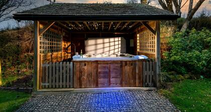 Stylish Barn Conversion, Hot Tub & EV charger - An ideal family and friends get away