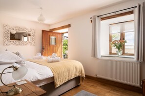 4 bedrooms, iron/ironing board, travel crib, free WiFi - Stylish Barn Conversion, Hot Tub & EV charger - An ideal family and friends get away (Looe)