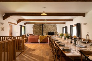 Dining - Stylish Corn Barn Conversion, Hot Tub & EV charger - Ideal for family & friends (Looe)