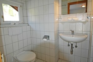 Dusche, Haartrockner, Handtücher, Toilettenpapier