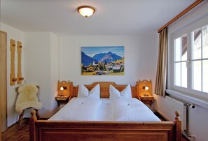 2 bedrooms, WiFi, bed sheets - Your mountain railway ticket is included in summer! (Mittelberg)