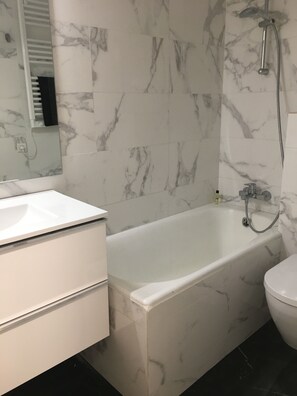 Ensemble douche/baignoire, sèche-cheveux, serviettes fournies, savon