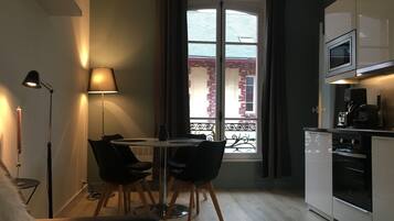 Réfrigérateur, micro-ondes, four, plaque de cuisson