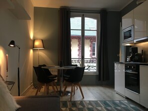 Een koelkast, een magnetron, een oven, een kookplaat