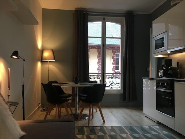 Réfrigérateur, micro-ondes, four, plaque de cuisson