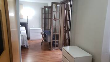 1 dormitorio, tabla de planchar con plancha, wifi y ropa de cama
