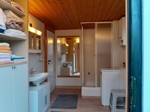 مجففات شعر، مناشف، صابون، شامبو