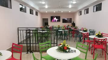 朝食 (オーダー形式)、毎日提供 (1 名様 180 NIO)