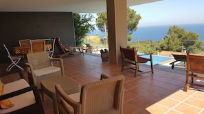Outdoor dining - Apartment OCEAN AND FOREST VIEWS WITH PRIVATE POOL (2 rooms) (Blanes)