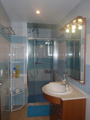 Shower, hair dryer, bidet, towels - Apartment OCEAN AND FOREST VIEWS WITH PRIVATE POOL (2 rooms) (Blanes)
