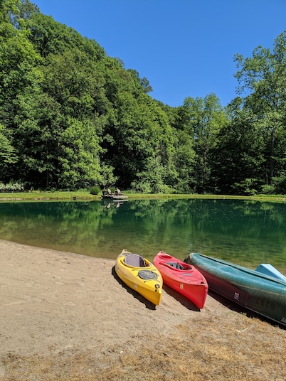 Quaint Newly Remodeled Cabin with Stone Fireplace - Private Hot Tub - King Bed