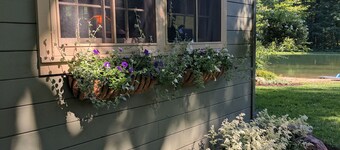 Quaint Newly Remodeled Cabin with Stone Fireplace - Private Hot Tub - King Bed