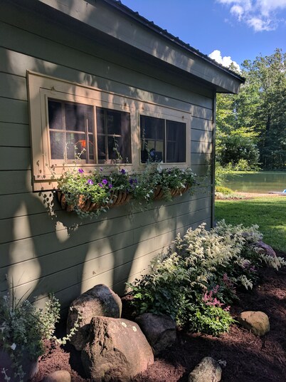 Quaint Newly Remodeled Cabin with Stone Fireplace - Private Hot Tub - King Bed